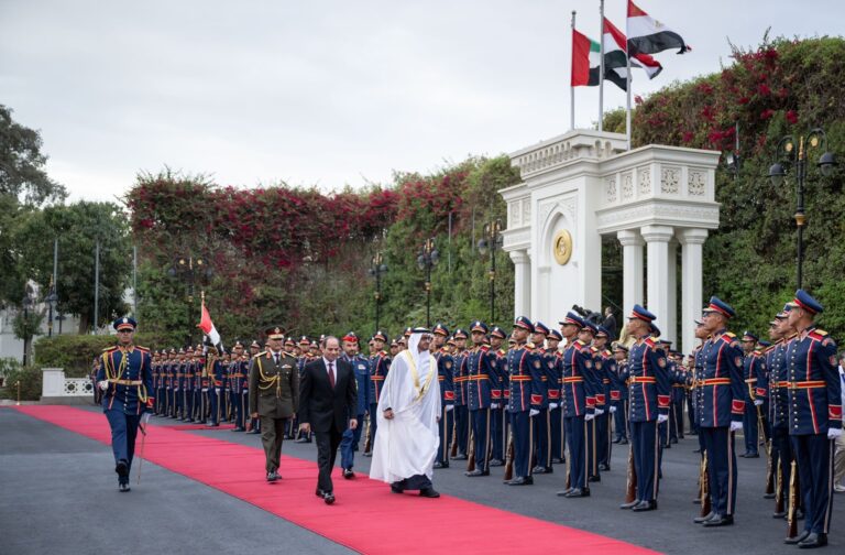 محمد بن زايد في القاهرة.. والرئيس السيسي يرحب بـ”أخيه ضيف مصر العزيز”